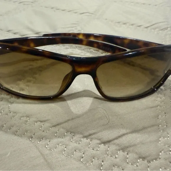 Gucci Tortoiseshell Wrap Sunglasses with Brown Gradient Lenses w/COA Gucci Women main image 3